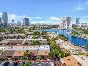 2627 Parkview Dr S in Hallandale Beach, FL - Foto de edificio - Building Photo