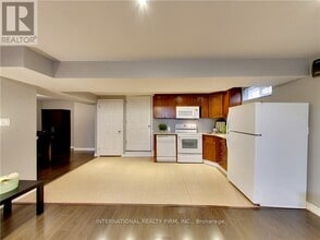 5 Regis Ct in Hamilton, ON - Building Photo - Building Photo