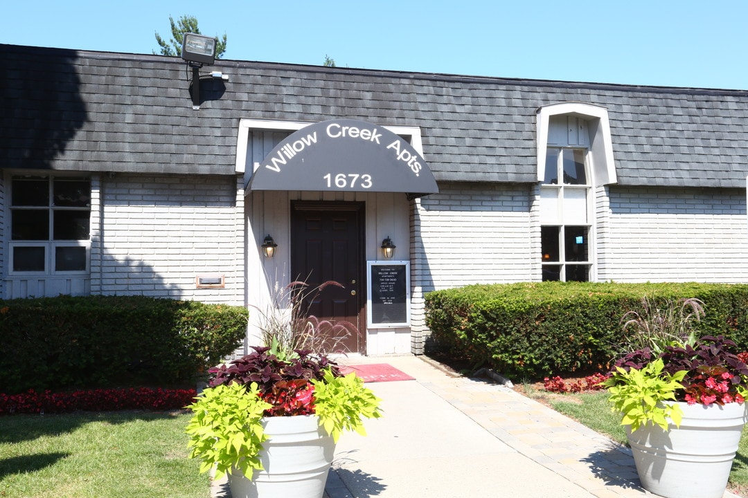 Willow Creek Apartments in Westland, MI - Foto de edificio