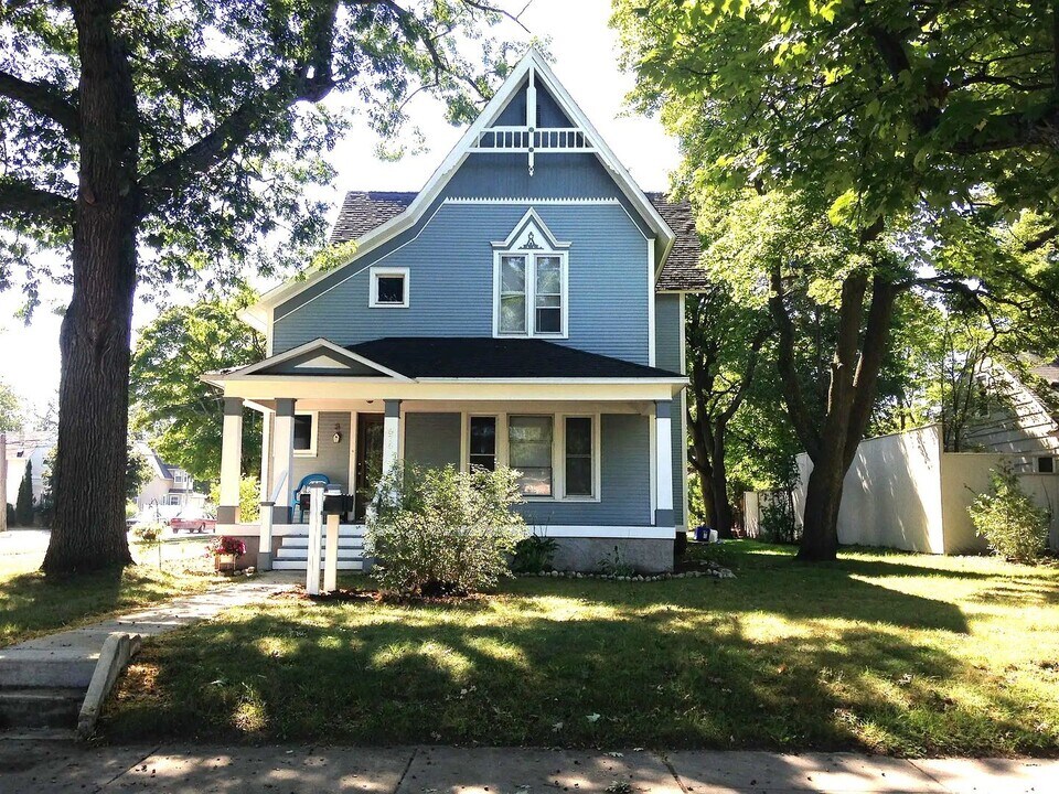 876 Washington St in Traverse City, MI - Building Photo