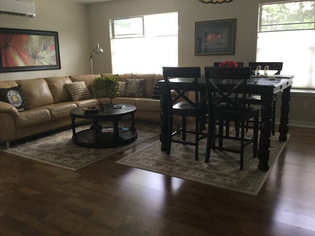 805 W Main St, Unit Suite # 6 in Brenham, TX - Foto de edificio - Building Photo