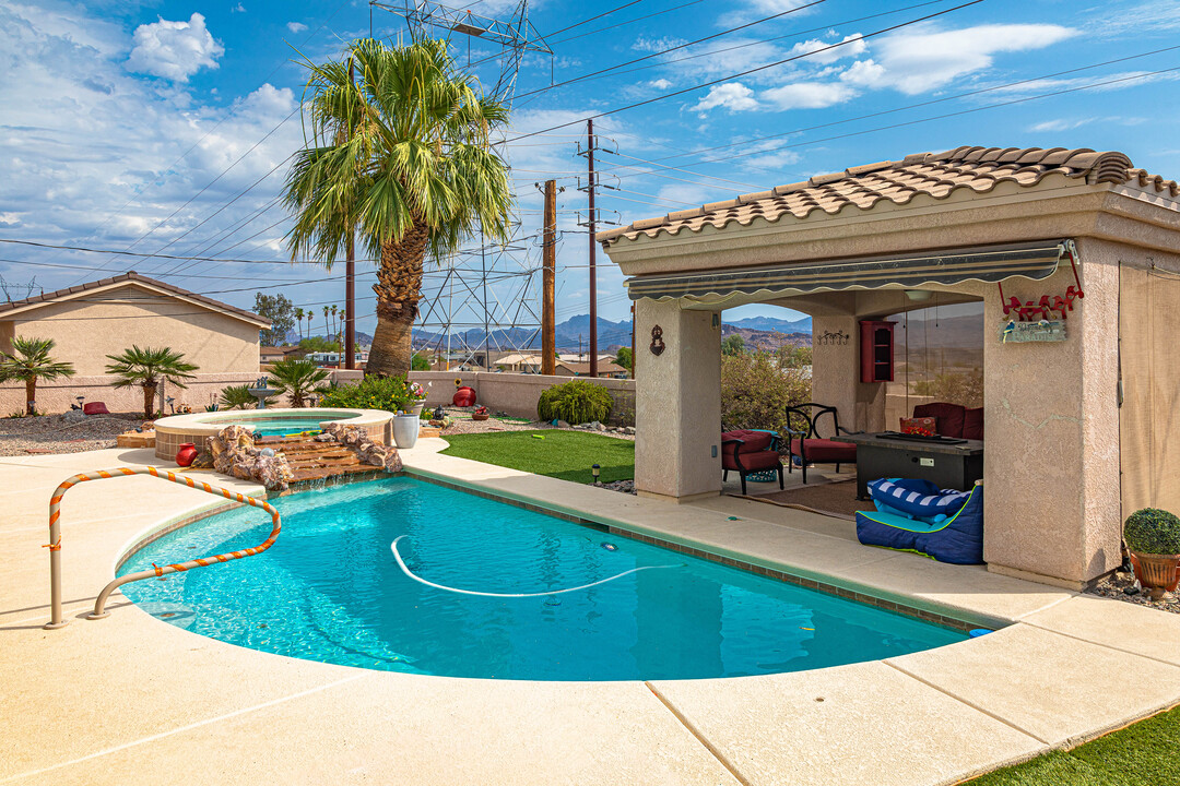 911 Pueblo Dr in Lake Havasu City, AZ - Foto de edificio