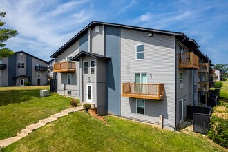 Crossing at Northpointe Apartments in Florissant, MO - Foto de edificio - Building Photo