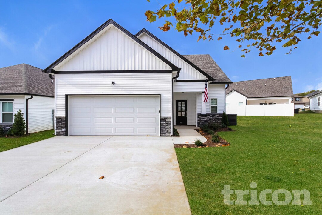 121 Dimaggio Dr in Springfield, TN - Foto de edificio