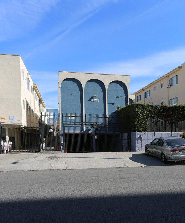 3023 Leeward Ave in Los Angeles, CA - Foto de edificio - Building Photo