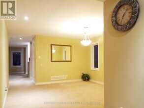 136 Piazza Cir in Ottawa, ON - Building Photo - Building Photo