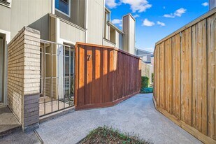 1920 Augusta Dr in Houston, TX - Building Photo