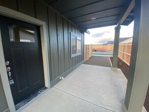 4907 SW Zenith Ave in Redmond, OR - Building Photo - Building Photo
