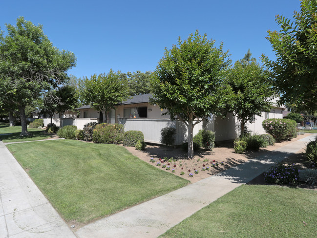 Villa Sierra Apartments in Clovis, CA - Foto de edificio - Building Photo