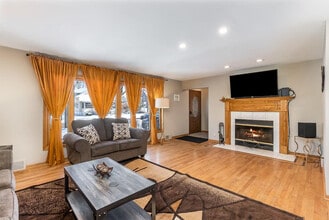 330 N Maple St in Itasca, IL - Building Photo - Building Photo