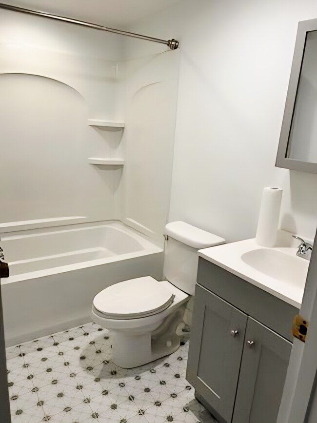 825 10th Ave, Unit Apt. C in Brackenridge, PA - Foto de edificio - Building Photo