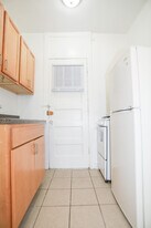 1361 W Greenleaf Ave in Chicago, IL - Building Photo