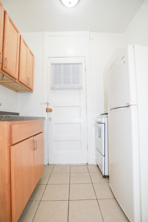 1361 W Greenleaf Ave, Unit #2B in Chicago, IL - Foto de edificio