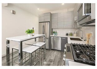9200 Roosevelt Way NE in Seattle, WA - Building Photo - Building Photo