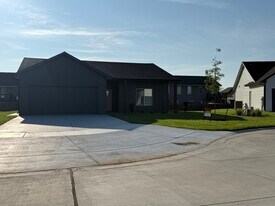 1923 Sutton Ct in Wichita, KS - Building Photo