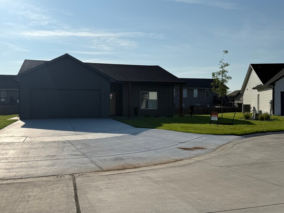 1923 Sutton Ct in Wichita, KS - Building Photo