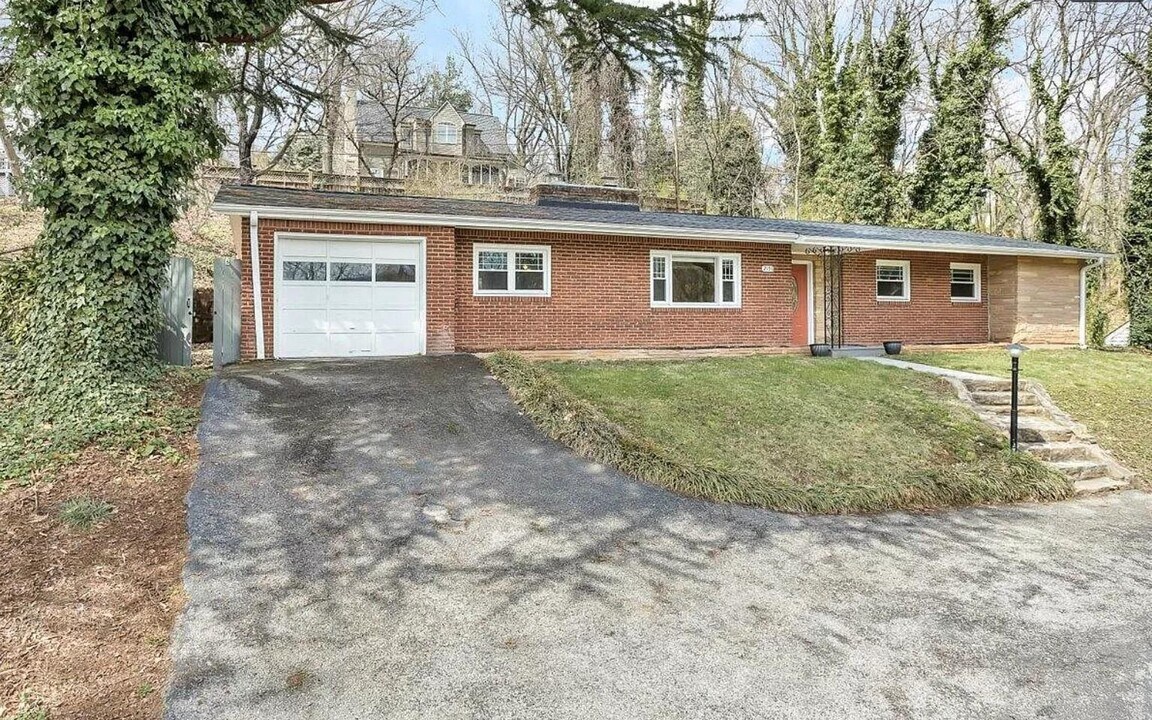 2151 Brambleton Ave SW in Roanoke, VA - Building Photo