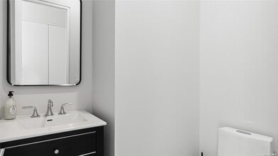 314 Dune Rd in Westhampton Beach, NY - Building Photo - Building Photo