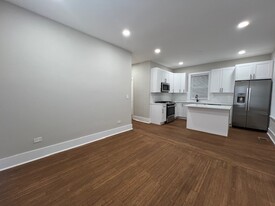 2048 N California Ave, Unit COACHHOUSE Apartamentos