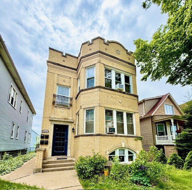 5137 W Henderson St in Chicago, IL - Building Photo
