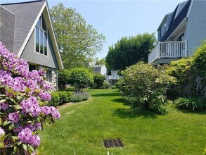 364 Bellevue Ave, Unit 102 in Newport, RI - Building Photo - Building Photo