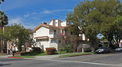 575 E Palm Ave in Burbank, CA - Building Photo - Building Photo