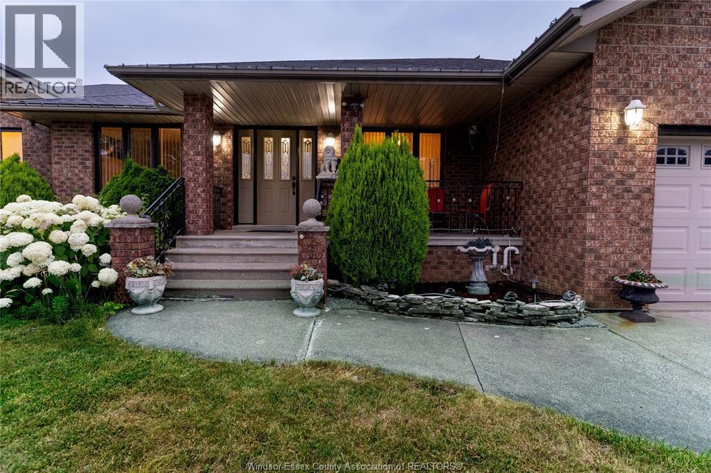 12310 Candlewood Dr in Tecumseh, ON - Building Photo