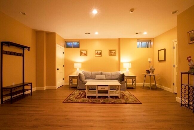 462 Heath St in Chestnut Hill, MA - Foto de edificio - Building Photo