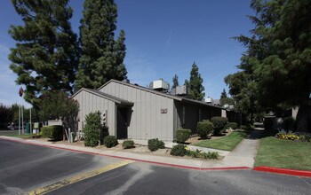 Villa 505 Apartments in Clovis, CA - Foto de edificio - Building Photo