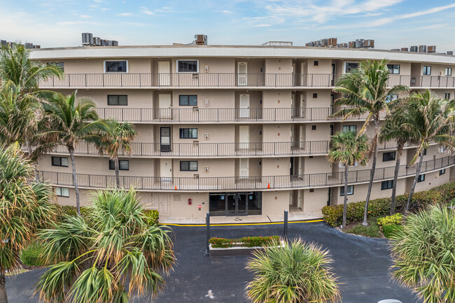 Southgate Condominium Association in Palm Beach, FL - Building Photo - Building Photo