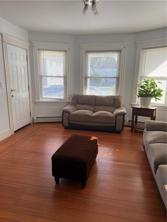 68 Robinson Ave in Pawtucket, RI - Building Photo