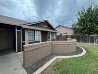 1265 Milhous St in Turlock, CA - Foto de edificio - Building Photo