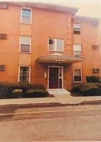38 Riverview Ct in Secaucus, NJ - Building Photo