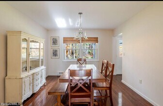 230 Middle Rd in Austerlitz, NY - Foto de edificio - Building Photo