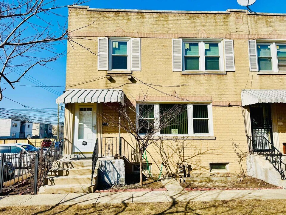 6606 N Damen Ave in Chicago, IL - Building Photo