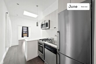 824 9th Ave in New York, NY - Building Photo - Building Photo