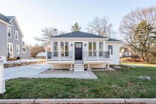 122 Williams St in Williams Bay, WI - Building Photo