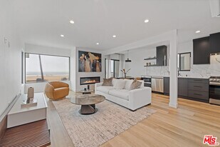 3305 Ocean Front Walk in Marina Del Rey, CA - Building Photo