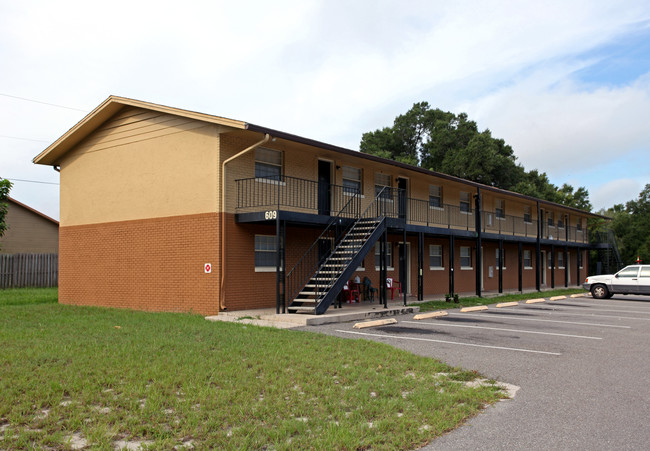 609 S Central Ave in Oviedo, FL - Foto de edificio - Building Photo