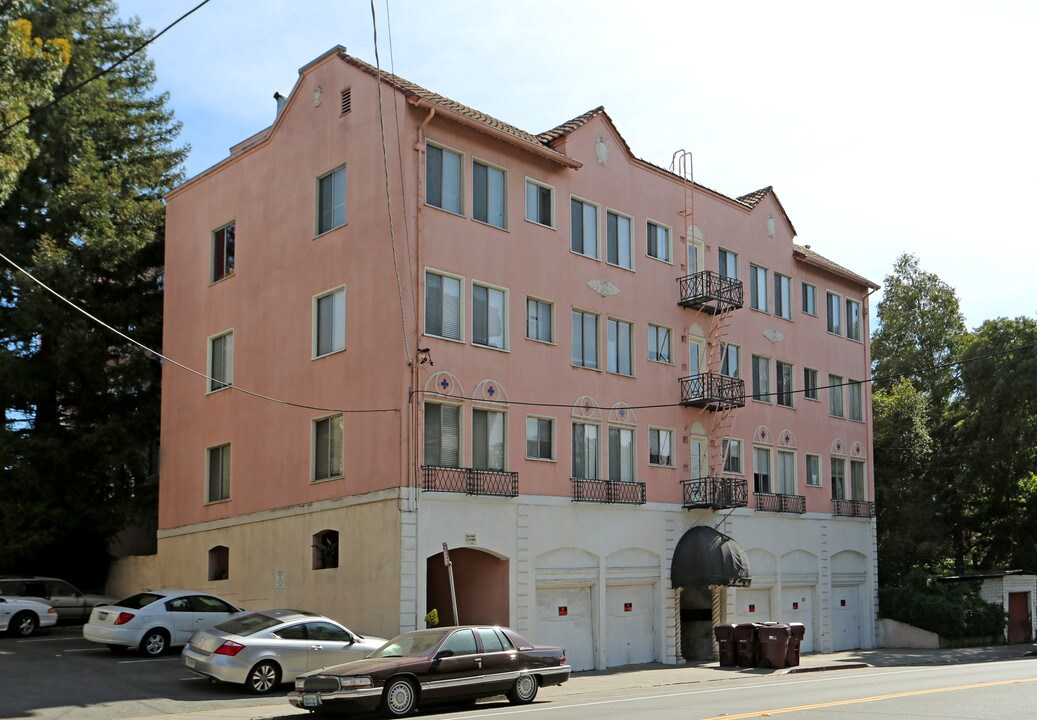 St. Maarten Apartments in Oakland, CA - Building Photo