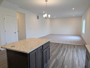435 Waterlily Ln in Pataskala, OH - Building Photo - Building Photo