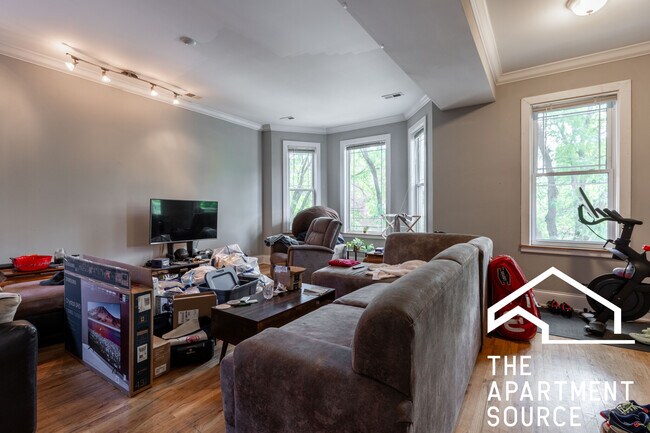 property at 1314 W Roscoe St