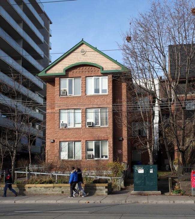 172 Carlton St in Toronto, ON - Building Photo - Building Photo