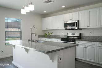 2732 Hemlock Rd in Palmdale, CA - Foto de edificio - Building Photo