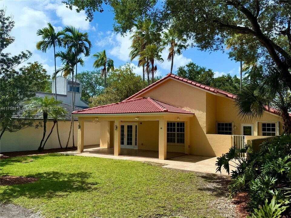 2138 Harbor Way in Weston, FL - Building Photo