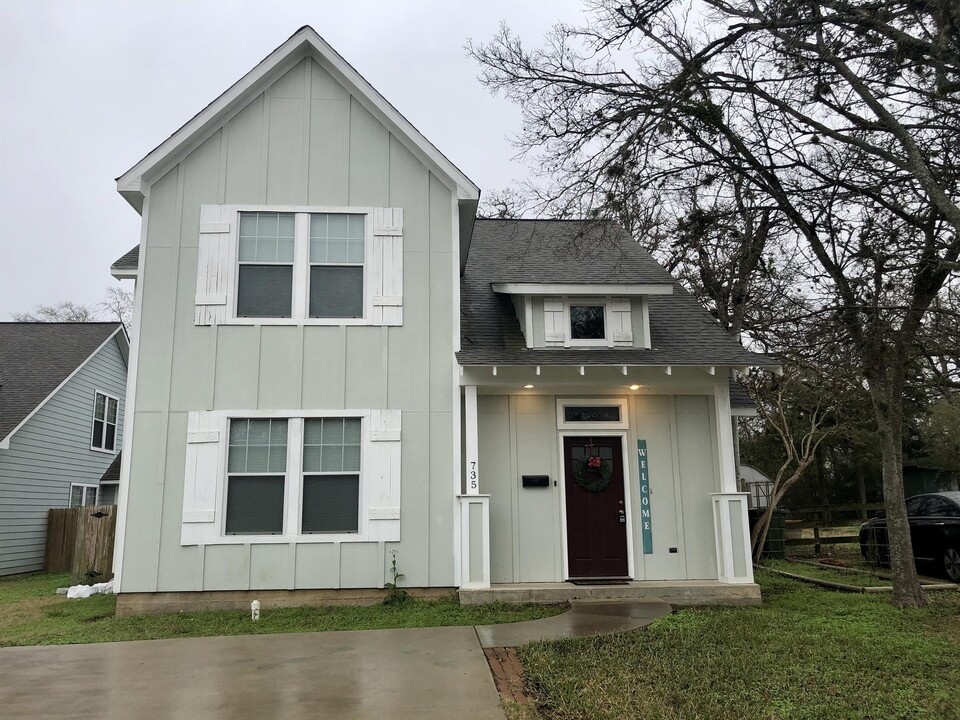 735 Meadow Ln in Bryan, TX - Building Photo