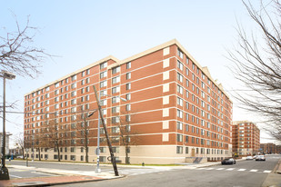 Howard Plaza Towers in Washington, DC - Foto de edificio - Building Photo