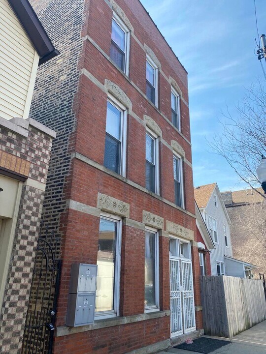 2109 W 18th St in Chicago, IL - Building Photo