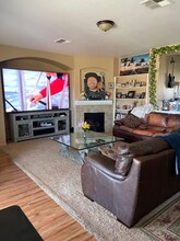 1002 Calderon Wy in Banning, CA - Foto de edificio - Building Photo