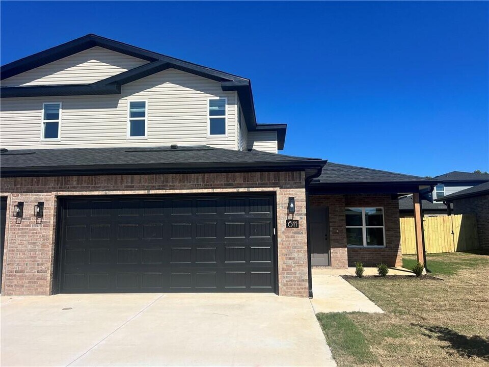 611 Cosmos St in Centerton, AR - Building Photo